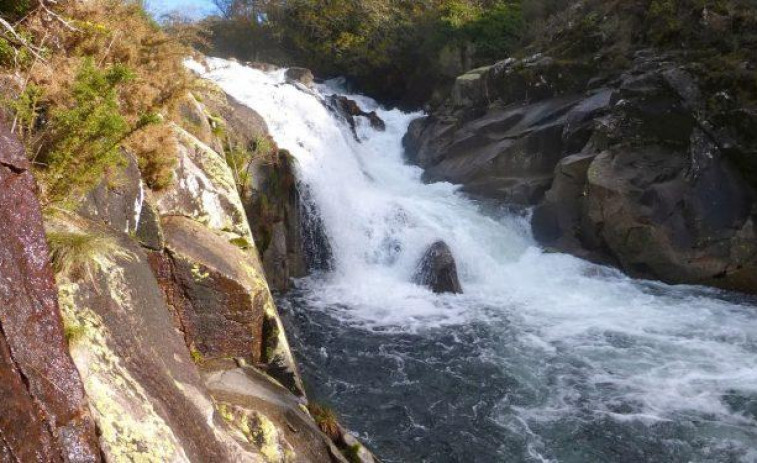 Detectado un vertido en el río Castro, en Cee