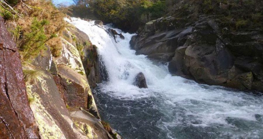 Detectado un vertido en el río Castro, en Cee