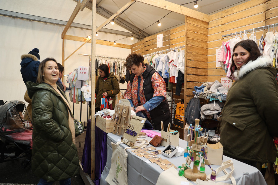Abre la Feira de Oportunidades de Carballo con grandes descuentos