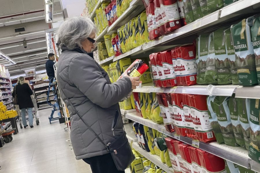 La inflación obliga a las familias a recurrir a créditos, pluriempleo y horas extra