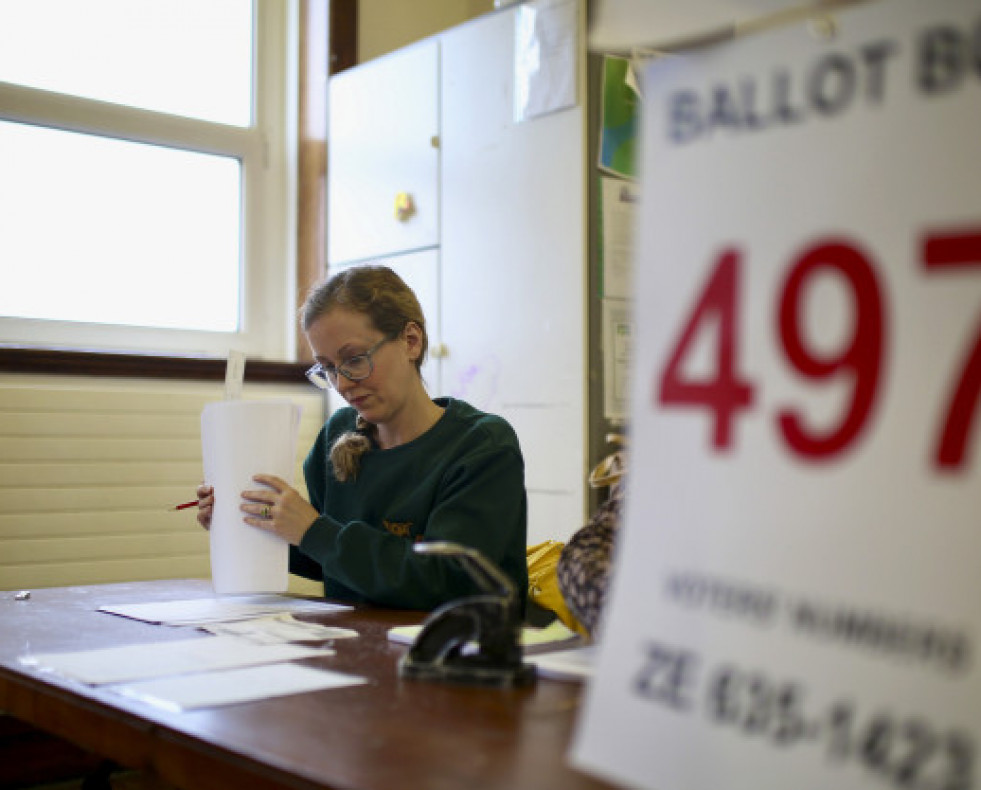UnfuncionarioelectoralenunamesaelectoralmientrasIrlandacelebrareferendossobreloscambiospropuestosala