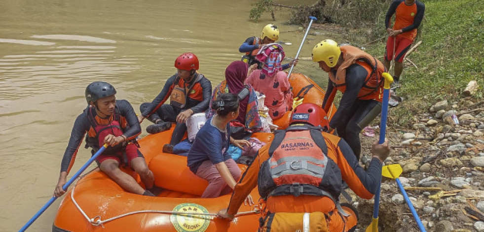 Suben a 26 los muertos por las inundaciones y los corrimientos de tierra en Indonesia