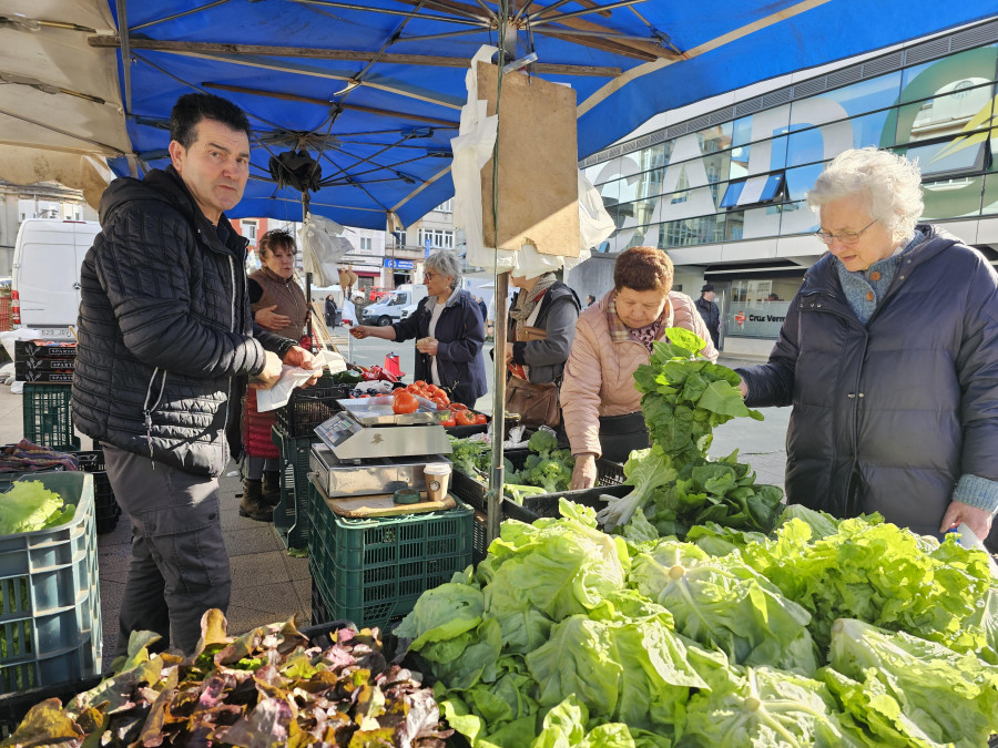 Ambiente primaveral en la feria de Carballo