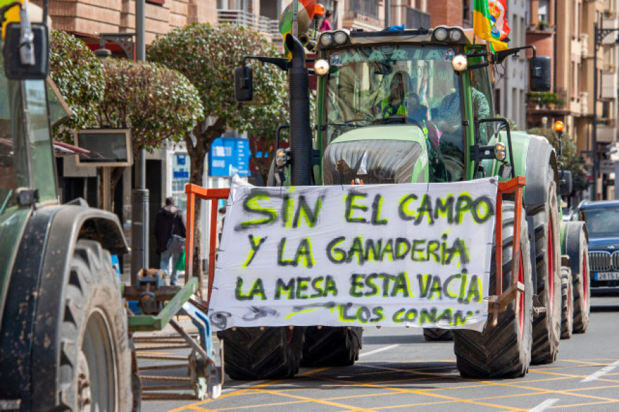 Bruselas ofrece propuestas al campo mientras los agricultores mantienen el pulso de las protestas