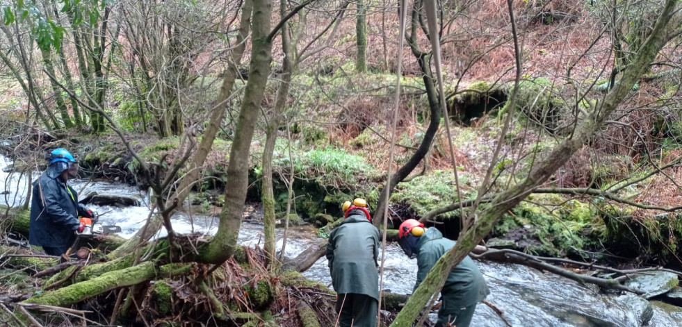 Augas de Galicia ejecuta labores de limpieza en los ríos de Vimianzo