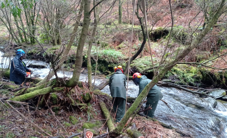Augas de Galicia ejecuta labores de limpieza en los ríos de Vimianzo