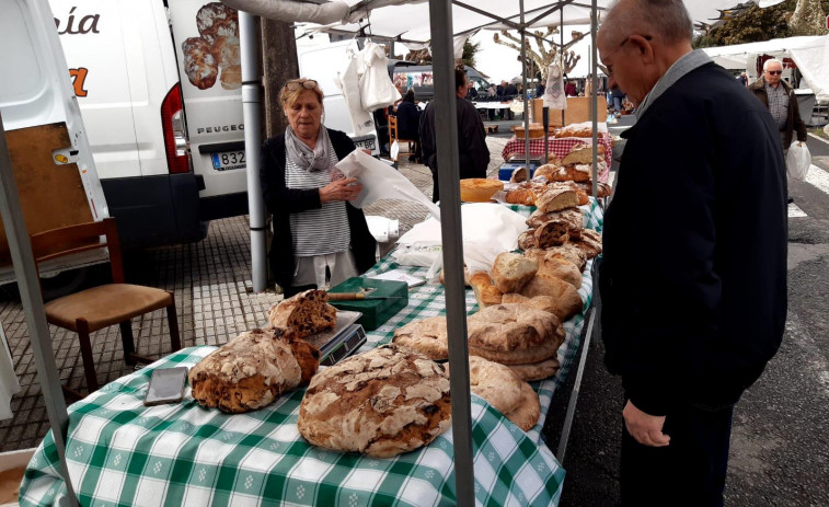 El kilo de patatas nuevas de Lestón y Coristanco cotiza a 2,5 euros en la feria de Paiosaco