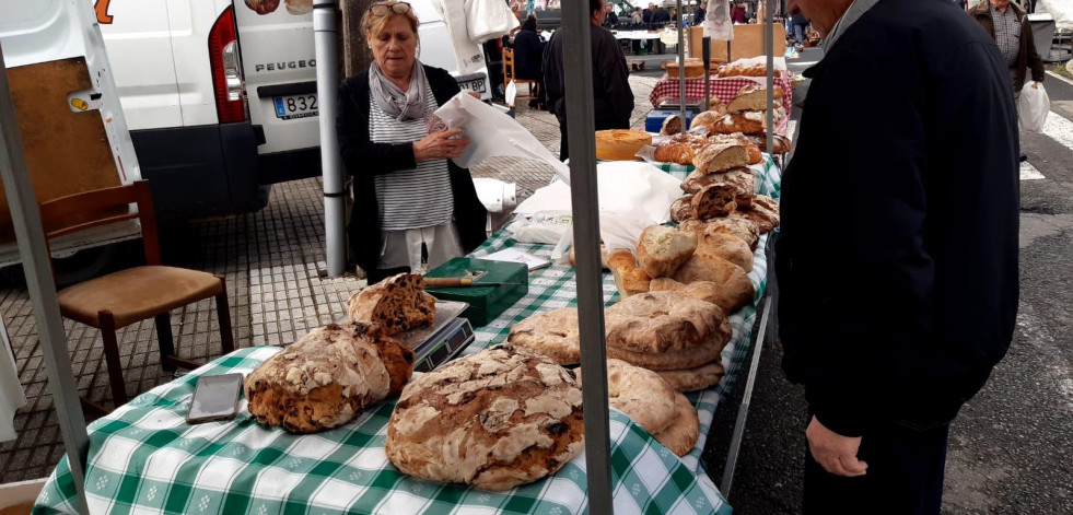 El kilo de patatas nuevas de Lestón y Coristanco cotiza a 2,5 euros en la feria de Paiosaco