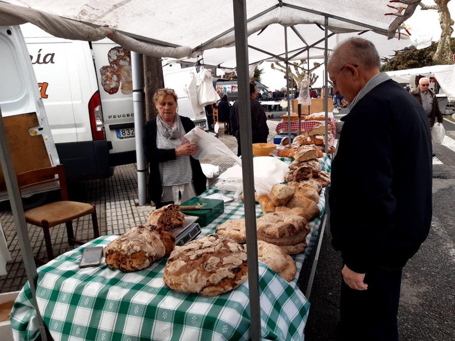 El kilo de patatas nuevas de Lestón y Coristanco cotiza a 2,5 euros en la feria de Paiosaco