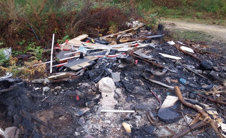 Los vecinos de Buño alertan de un vertido incontrolado por la quema de residuos