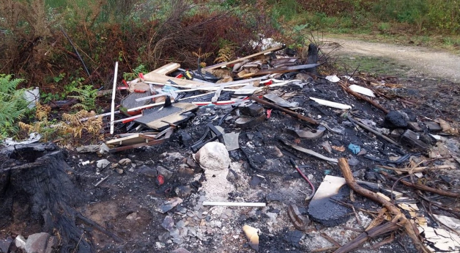 Los vecinos de Buño alertan de un vertido incontrolado por la quema de residuos