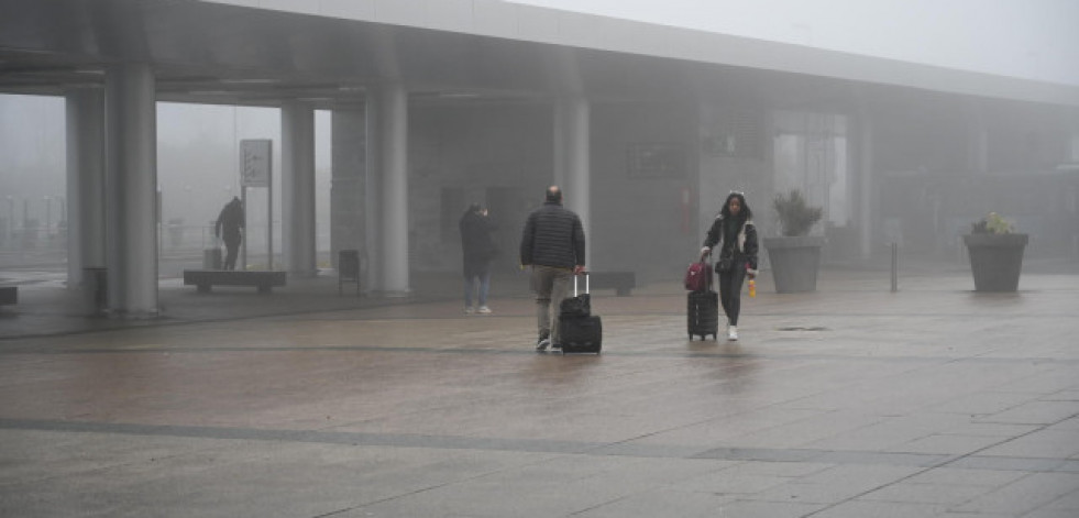 La densa niebla en Alvedro obliga a desviar varios vuelos a Santiago