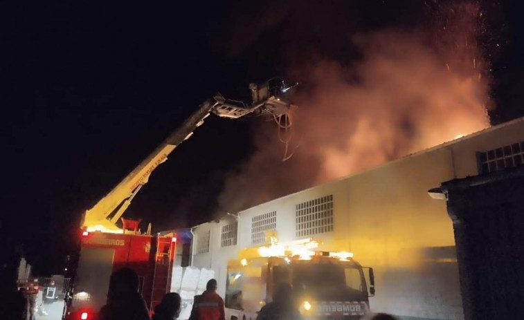 Arde una fábrica de piensos en Mazaricos