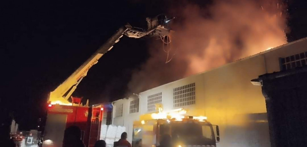 Arde una fábrica de piensos en Mazaricos