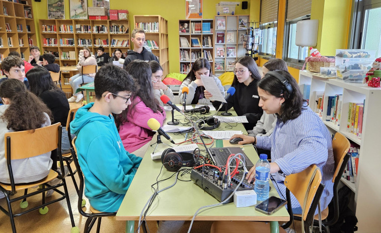 El alumnado del IES Pedra da Aguia graba programas de radio relacionados con el activismo