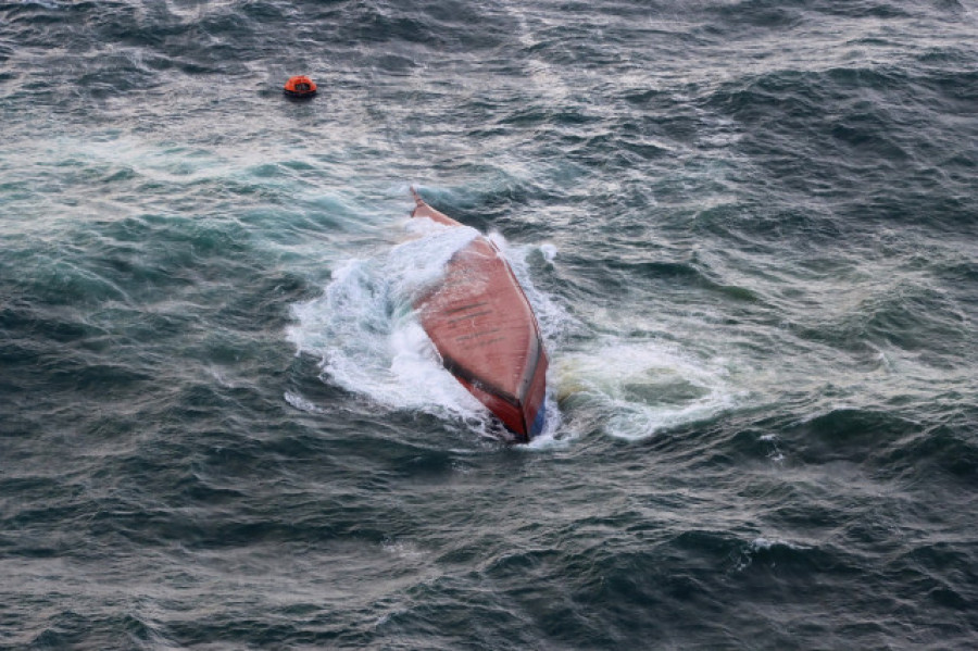 Mueren ocho tripulantes de un barco surcoreano tras volcar frente a la costa de Japón