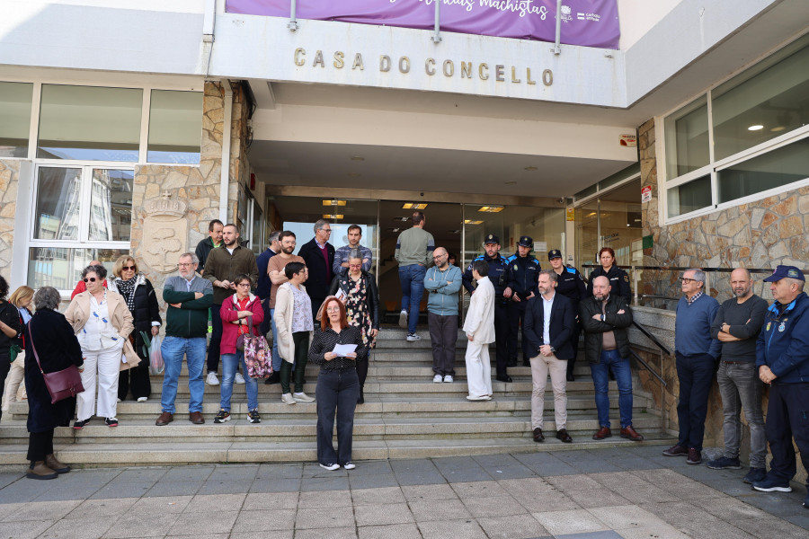 La corporación de Carballo se concentra en memoria de la víctima de violencia de género de Ribeira