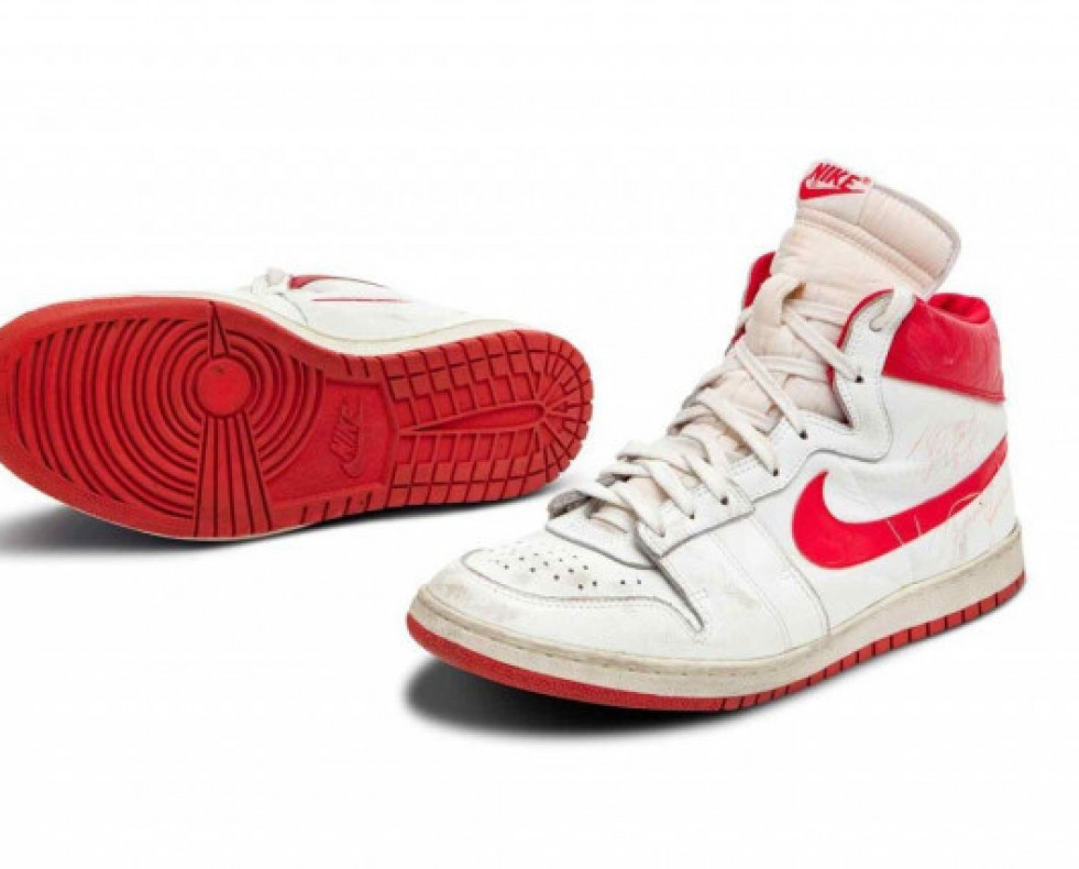 ZapatillasNikeAirShipsenblancoyrojofirmadasutilizadasporelicnicojugadordebaloncestoMichaelJordandura