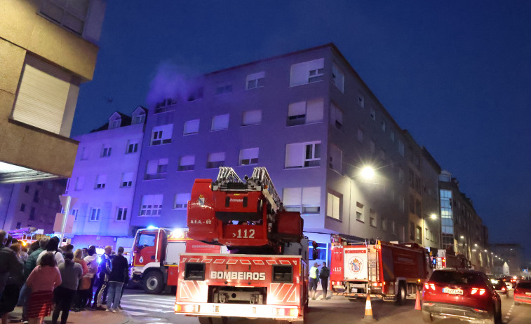 Gran despliegue en Carballo por un incendio en un piso del San Martiño