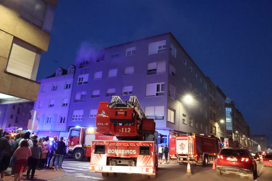 Gran despliegue en Carballo por un incendio en un piso del San Martiño