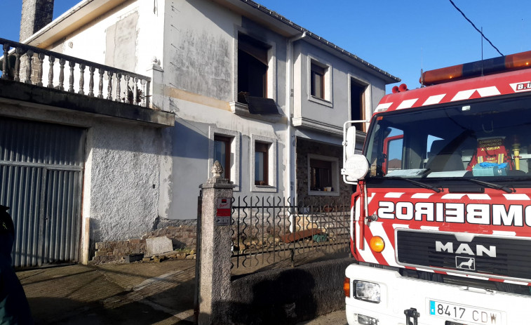 Un menor resulta herido en un incendio en A Laracha