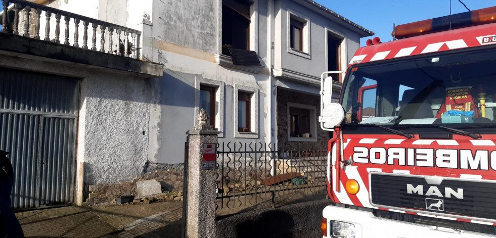 Un menor resulta herido en un incendio en A Laracha