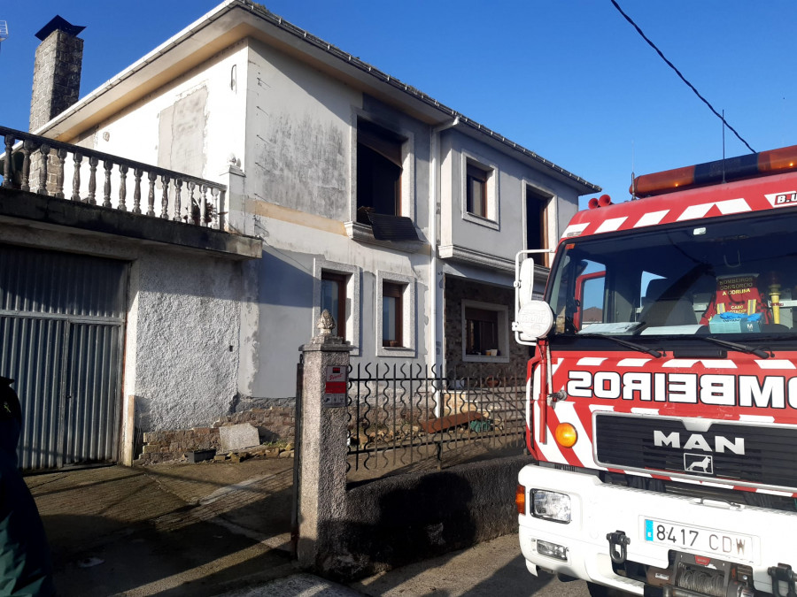 Un menor resulta herido en un incendio en A Laracha