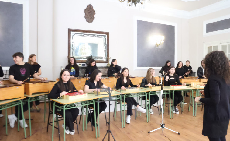 Alumnos del IES Parga Pondal realizan un programa de radio