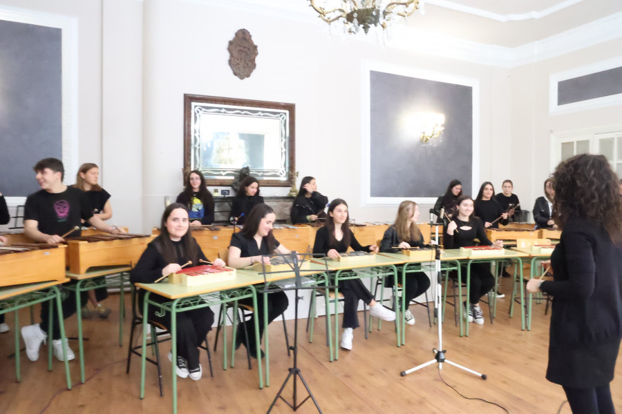 Alumnos del IES Parga Pondal realizan un programa de radio