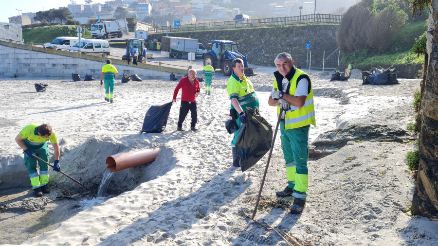 Labores de limpieza en la playa de Caión y su entorno de cara a la Semana Santa