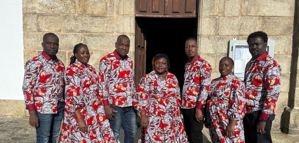 Un grupo de Costa de Marfil, en la Semana Santa de Cee