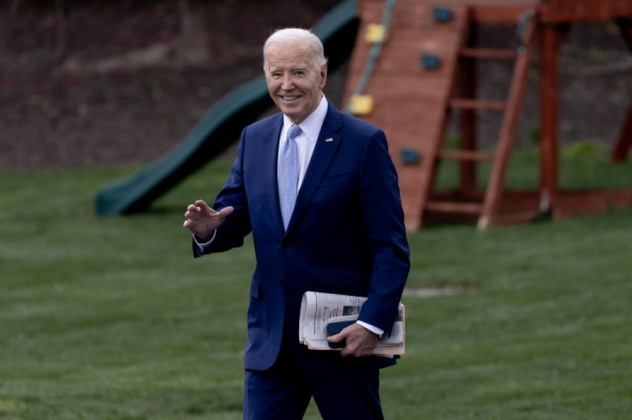 Biden ordena reconstruir el puente y reabrir el puerto "tan pronto como sea posible"