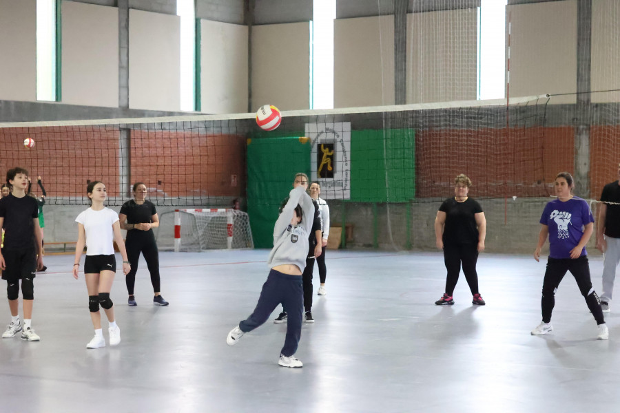 El pabellón municipal de Malpica acogió un torneo de voleibol de nivel iniciación