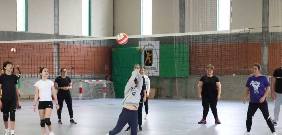 El pabellón municipal de Malpica acogió un torneo de voleibol de nivel iniciación