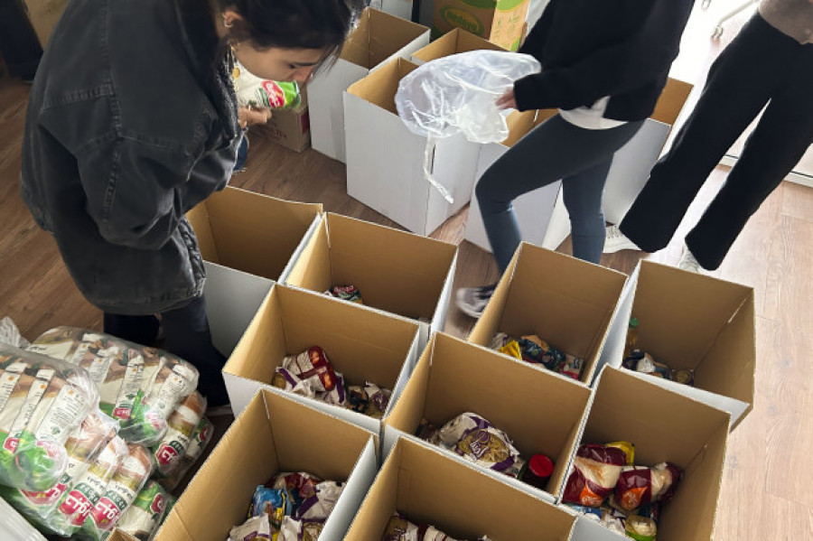 Los egipcios reparten la tradicional limosna de Ramadán entre la pobreza local y Gaza