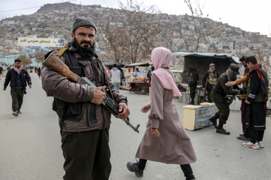 Los talibanes, a favor de reinstaurar la lapidación a las mujeres por adulterio