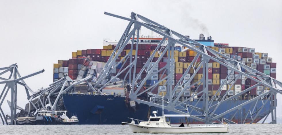 El buque que chocó contra un puente en Baltimore tiene 56 contenedores con material peligroso