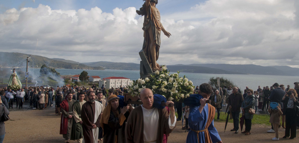 El cielo se despeja para que Fisterra celebre la Resurrección