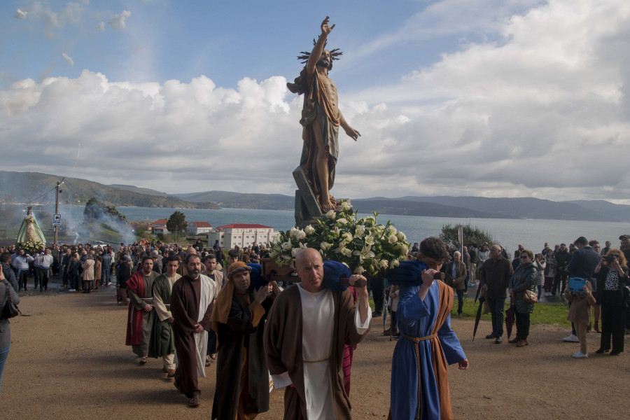 El cielo se despeja para que Fisterra celebre la Resurrección