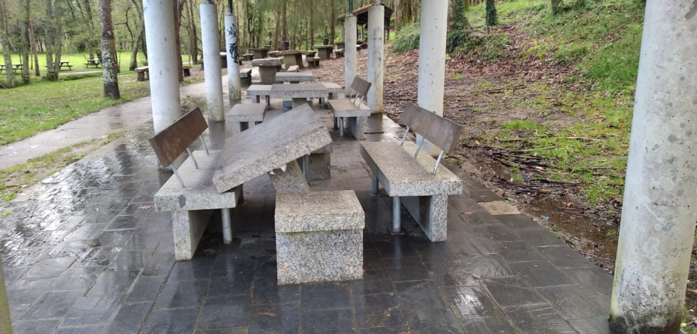 A Laracha denuncia un acto vandálico en una de las mesas del área recreativa de Gabenlle