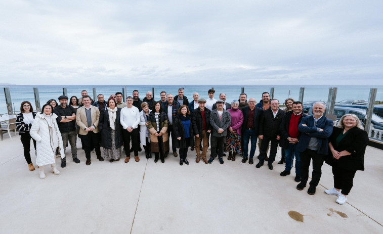 Aptcm entrega “A Costa da Morte, Confín de Europa” a los alcaldes del geodestino