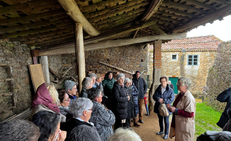 Cuarenta alumnos de la UNED Senior de A Coruña se adentran en la historia de la olería de Buño