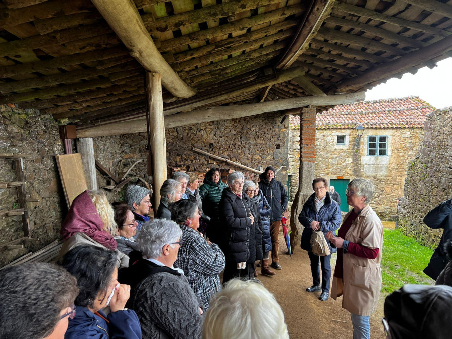 Cuarenta alumnos de la UNED Senior de A Coruña se adentran en la historia de la olería de Buño