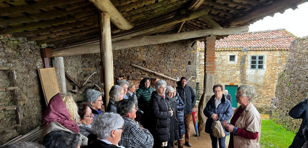 Cuarenta alumnos de la UNED Senior de A Coruña se adentran en la historia de la olería de Buño