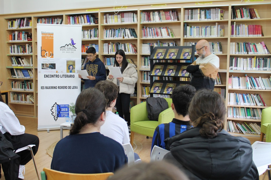 Francisco Castro inaugura el Mes del Libro en el instituto de Baio