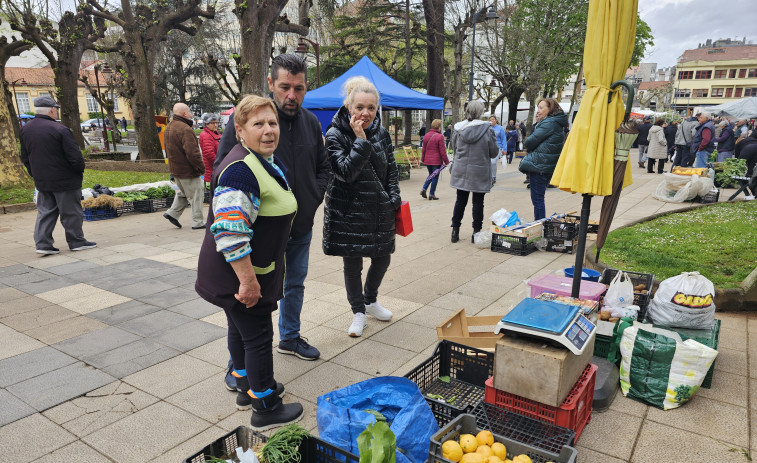 La lluvia da un respiro para la feria de Carballo