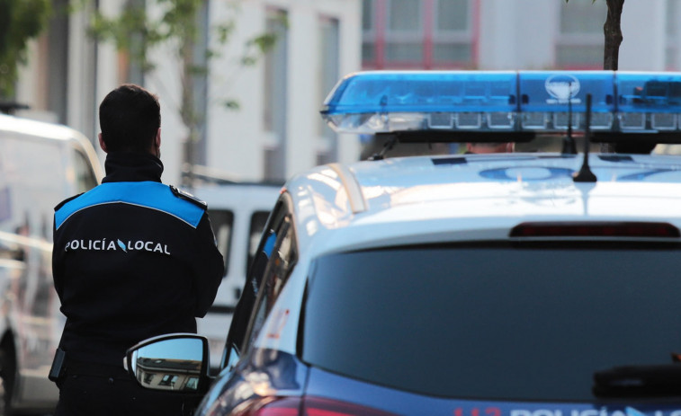 Detenidos en Carballo por embestir un coche policial