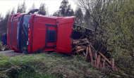 Un camión que transportaba madera vuelca en la parroquia larachesa de Montemaior