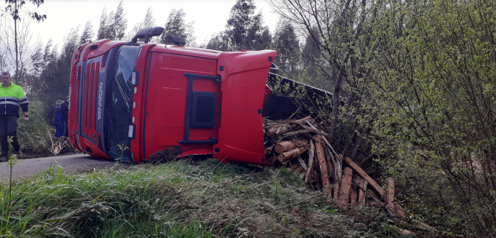 Un camión que transportaba madera vuelca en la parroquia larachesa de Montemaior