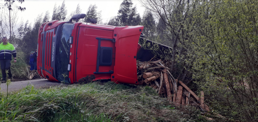 Un camión que transportaba madera vuelca en la parroquia larachesa de Montemaior